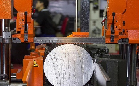 鄱阳立式金属带锯床切削出现跑带故障解决方法！